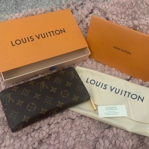Louis Vuitton Monogram Zippy Wallet - FUCSIA